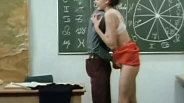 Sân chơi kỹ thuật số: Không Sợ Hãi Cô Gái Ông Chủ Adriana Chechik sex online tập thể gets nailed qua undercover agent trên PornHD